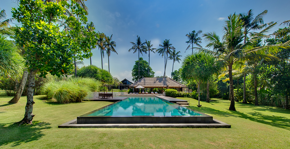 Villa Samadhana - Garden, pool and villa
